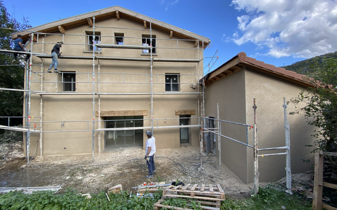 Ravalement de façade : Pourquoi (et quand) sauter le pas pour votre maison dans la Drôme ?